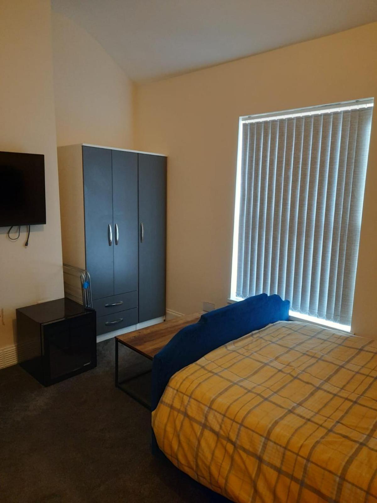 Lovely Bedroom With Shared Kitchen & Bathroom Free Parking Walsall Exterior foto